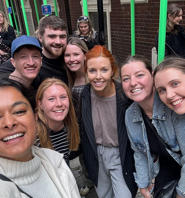 Teams at a pub during the hunt